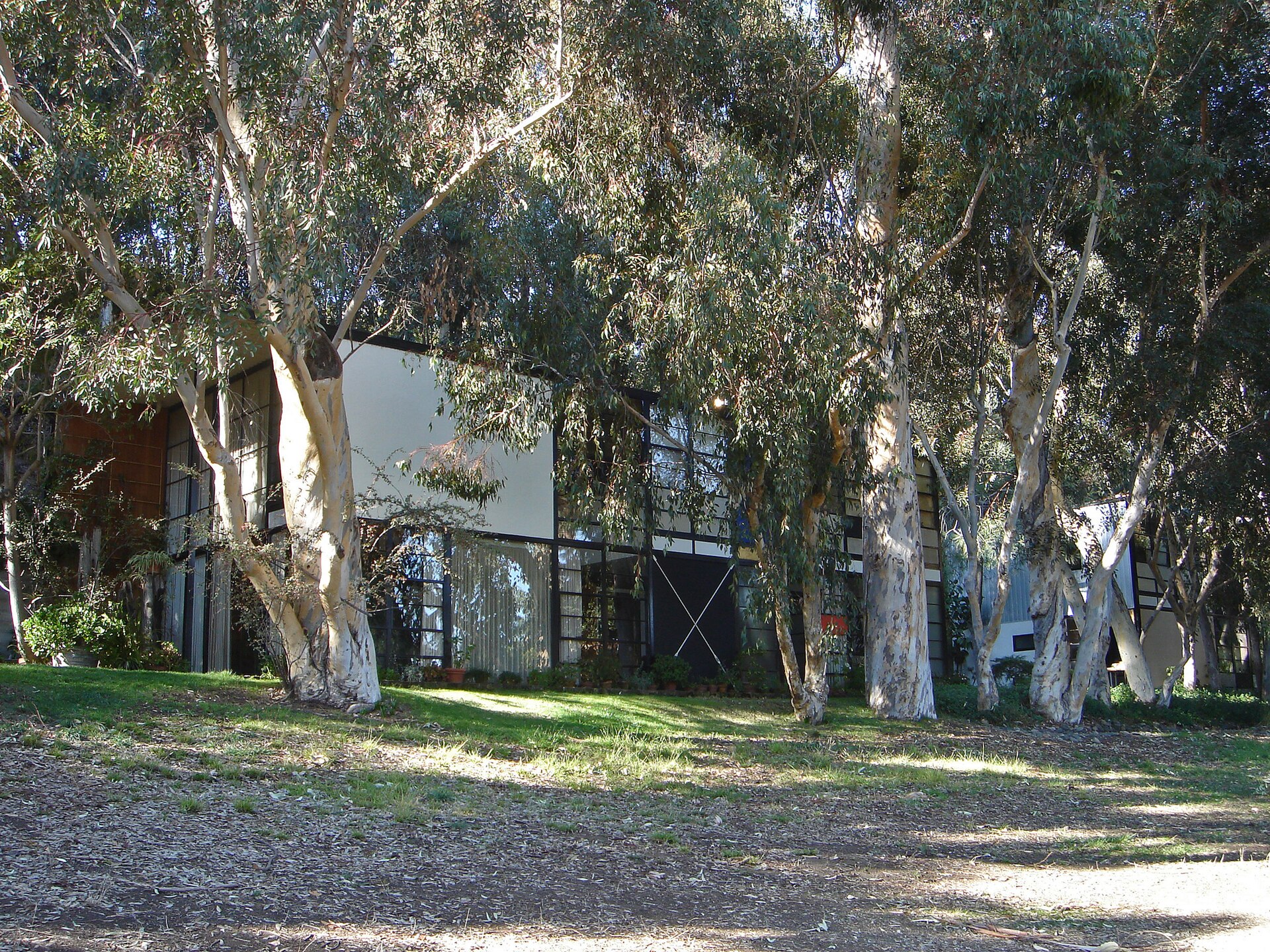 Exterior de la Eames House entre árboles, fotografía de Ilpo’s Sojourn publicada en Flickr en 2007