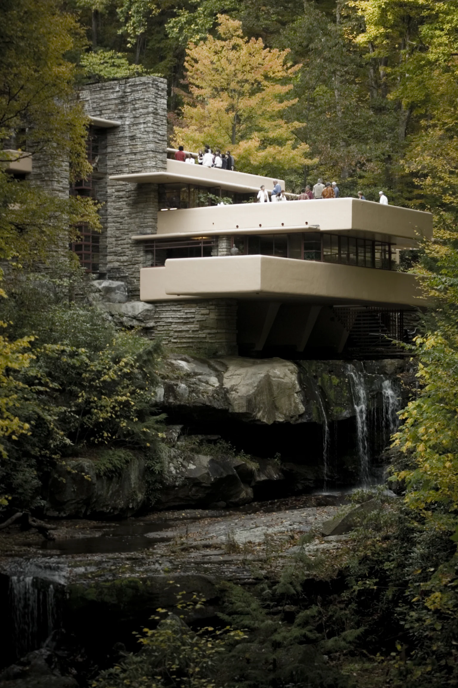 Vista exterior de Fallingwater sobre la cascada, fotografiada por Sxenko en 2007