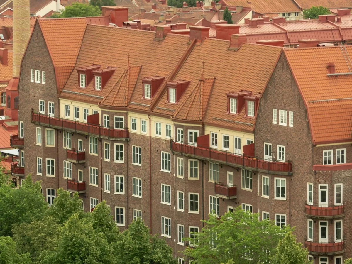 Edifici residenziali con tetti a falda.