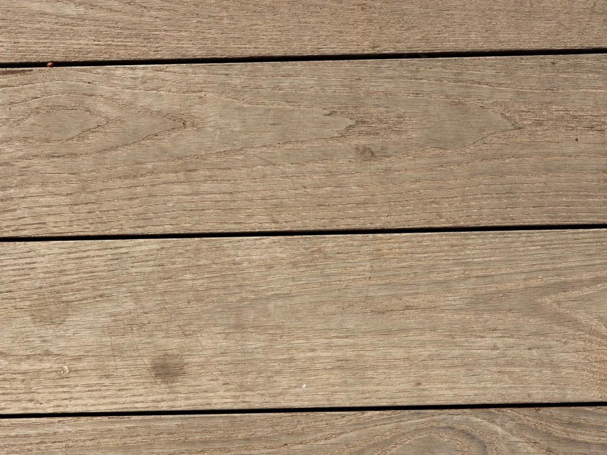 Dettaglio di assi di legno con venature visibili.